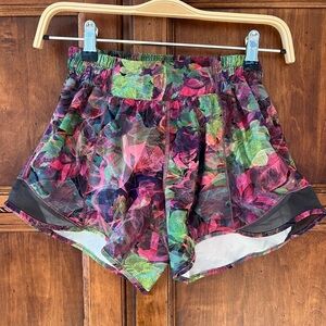 Lululemon Hotty Hot Low-Rise Lined Short 4" Vivid Floral Tone Multi/Graphite
